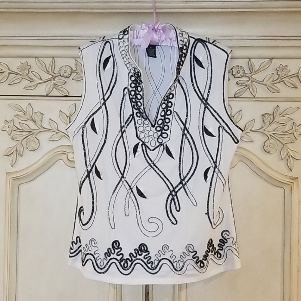 Sleevless blouse adorn with embroidered sz XL